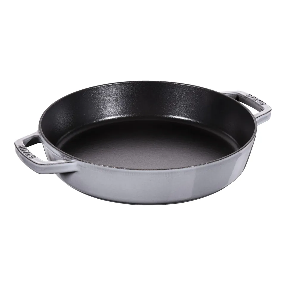 staub-bratpfanne-26-cm-gusseisen-mit-2-griffen-emailliert-graphit-grau-f-r-alle- image 1