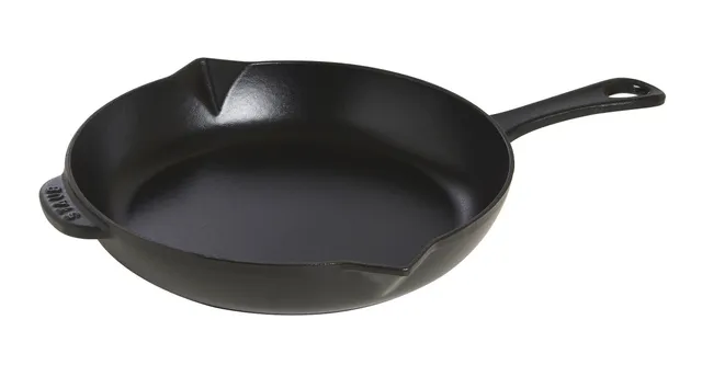 staub-bratpfanne-26-cm-gusseisen-rund-schwarz-emailliert-mit-ausgie-nasen-induct image 1