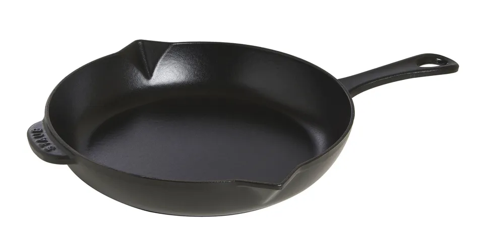 staub-bratpfanne-26-cm-gusseisen-rund-schwarz-emailliert-mit-ausgie-nasen-induct image 1