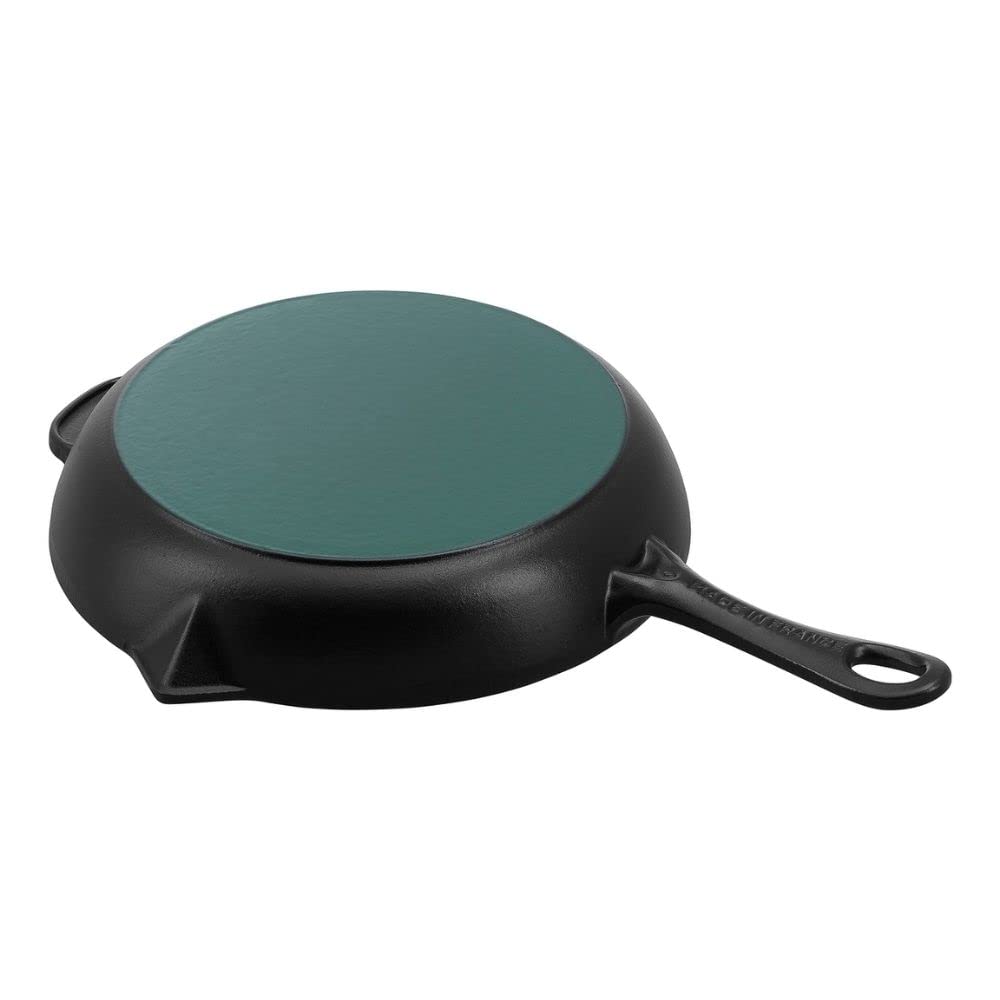 staub-bratpfanne-26-cm-gusseisen-rund-schwarz-emailliert-mit-ausgie-nasen-induct image 2