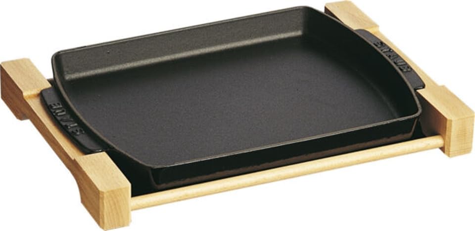 staub-servier-platte-aus-gusseisen-mit-holzgestell-rechteckig-33-x-23-cm-1-l-sch image 5