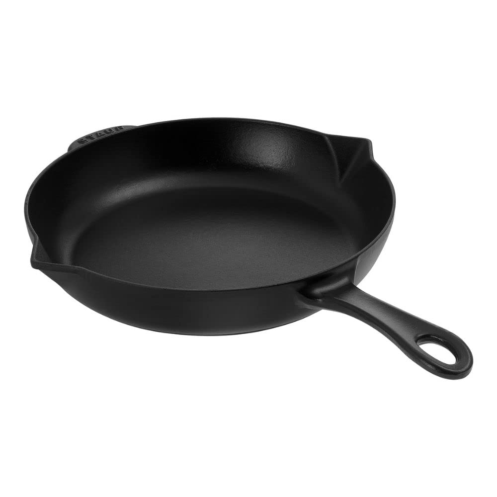 staub-bratpfanne-26-cm-gusseisen-rund-schwarz-emailliert-mit-ausgie-nasen-induct image 3