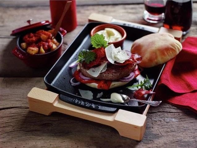 staub-servier-platte-aus-gusseisen-mit-holzgestell-rechteckig-33-x-23-cm-1-l-sch image 6