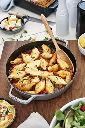 staub-bratpfanne-26-cm-gusseisen-mit-2-griffen-emailliert-graphit-grau-f-r-alle- image 8