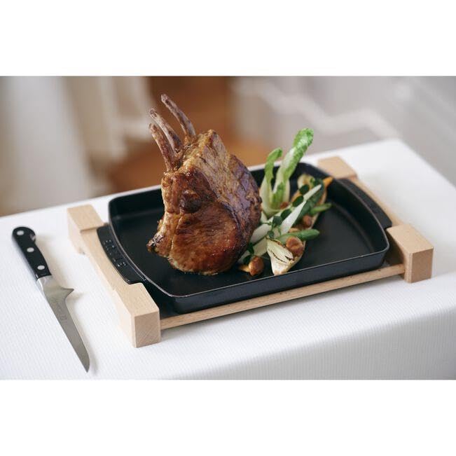 staub-servier-platte-aus-gusseisen-mit-holzgestell-rechteckig-33-x-23-cm-1-l-sch image 7