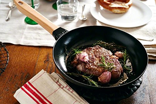 staub-grillpfanne-28-cm-aus-emailliertem-gusseisen-rund-mit-klappbarem-silikongr image 8