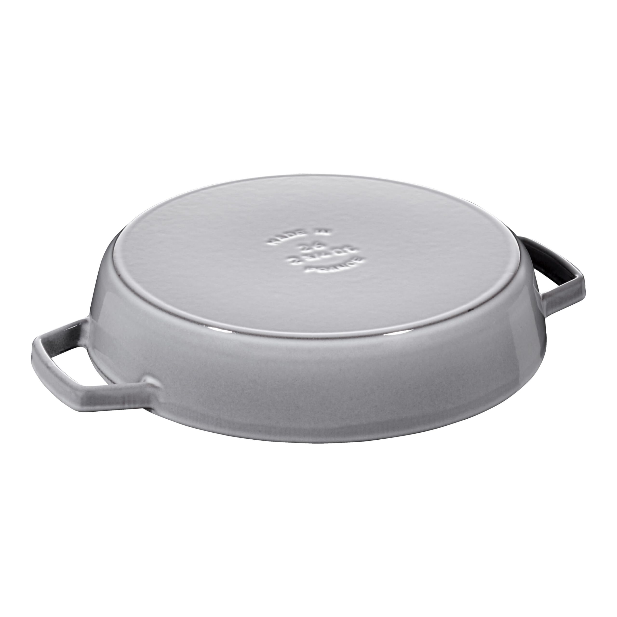 staub-bratpfanne-26-cm-gusseisen-mit-2-griffen-emailliert-graphit-grau-f-r-alle- image 3