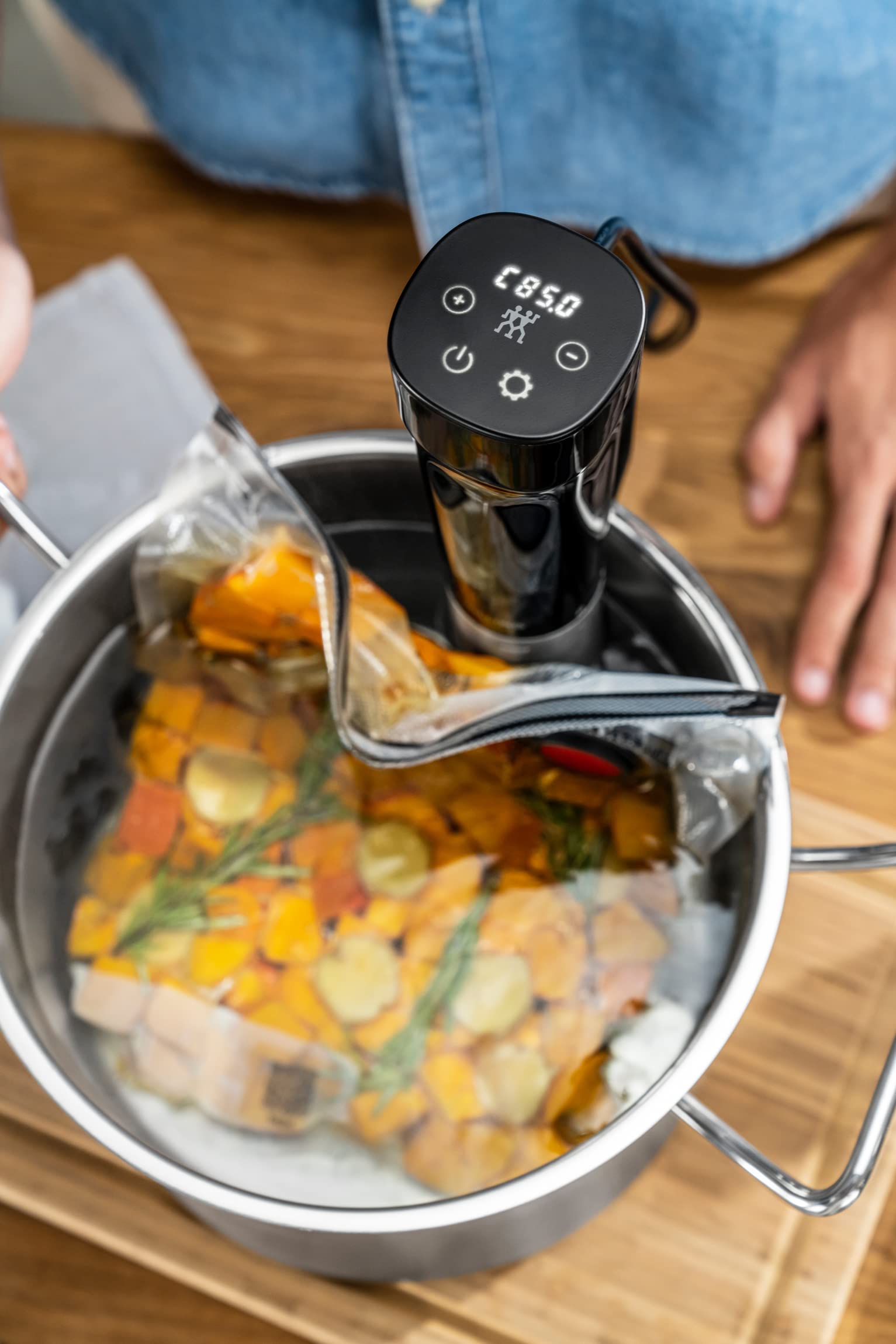 zwilling-enfinigy-sous-vide-stick-sous-vide-garer-1200-w-mit-touch-display-0-90- image 5