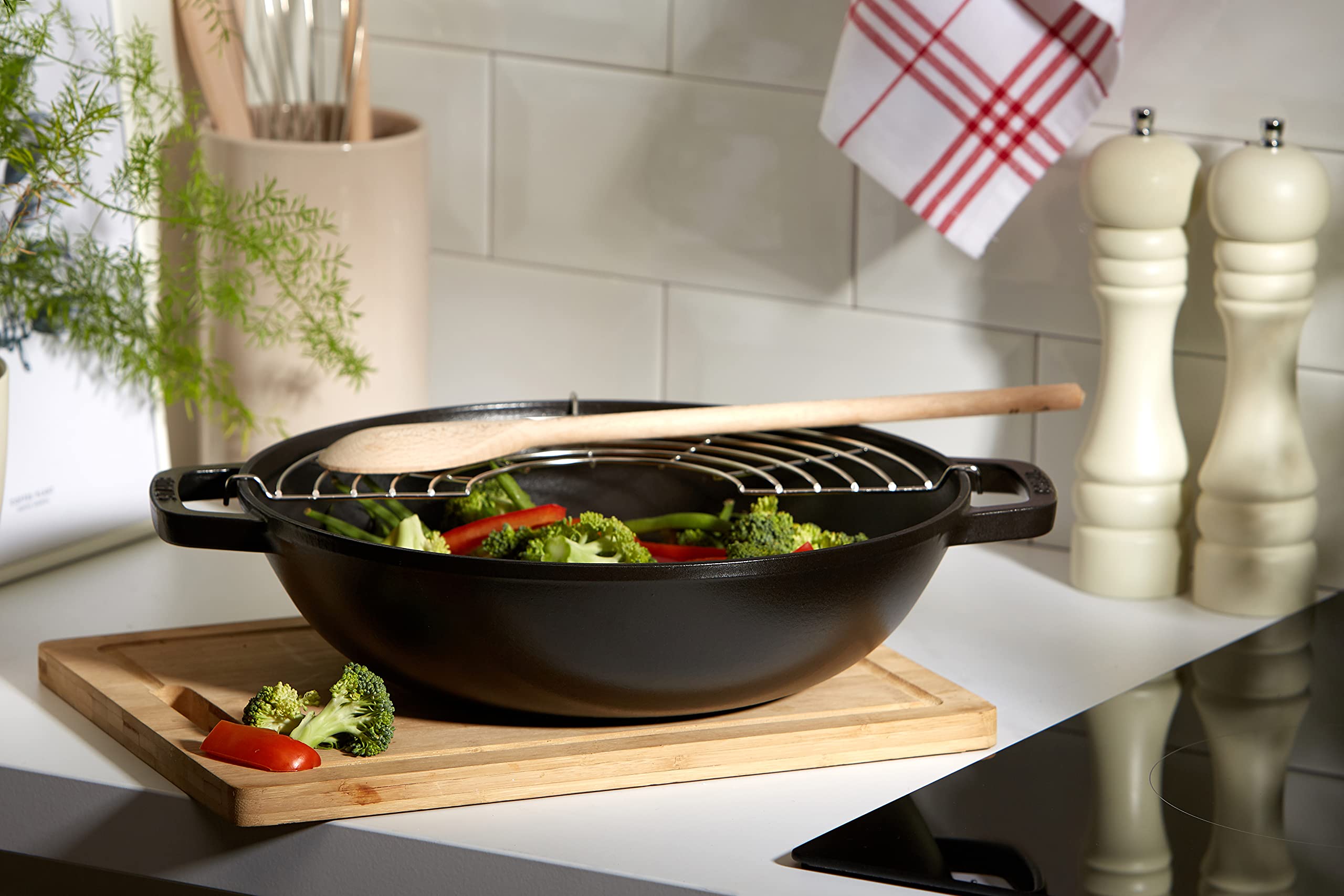 staub-wok-30-cm-gusseisen-mit-glasdeckel-induktionsgeeignet-schwarz image 5
