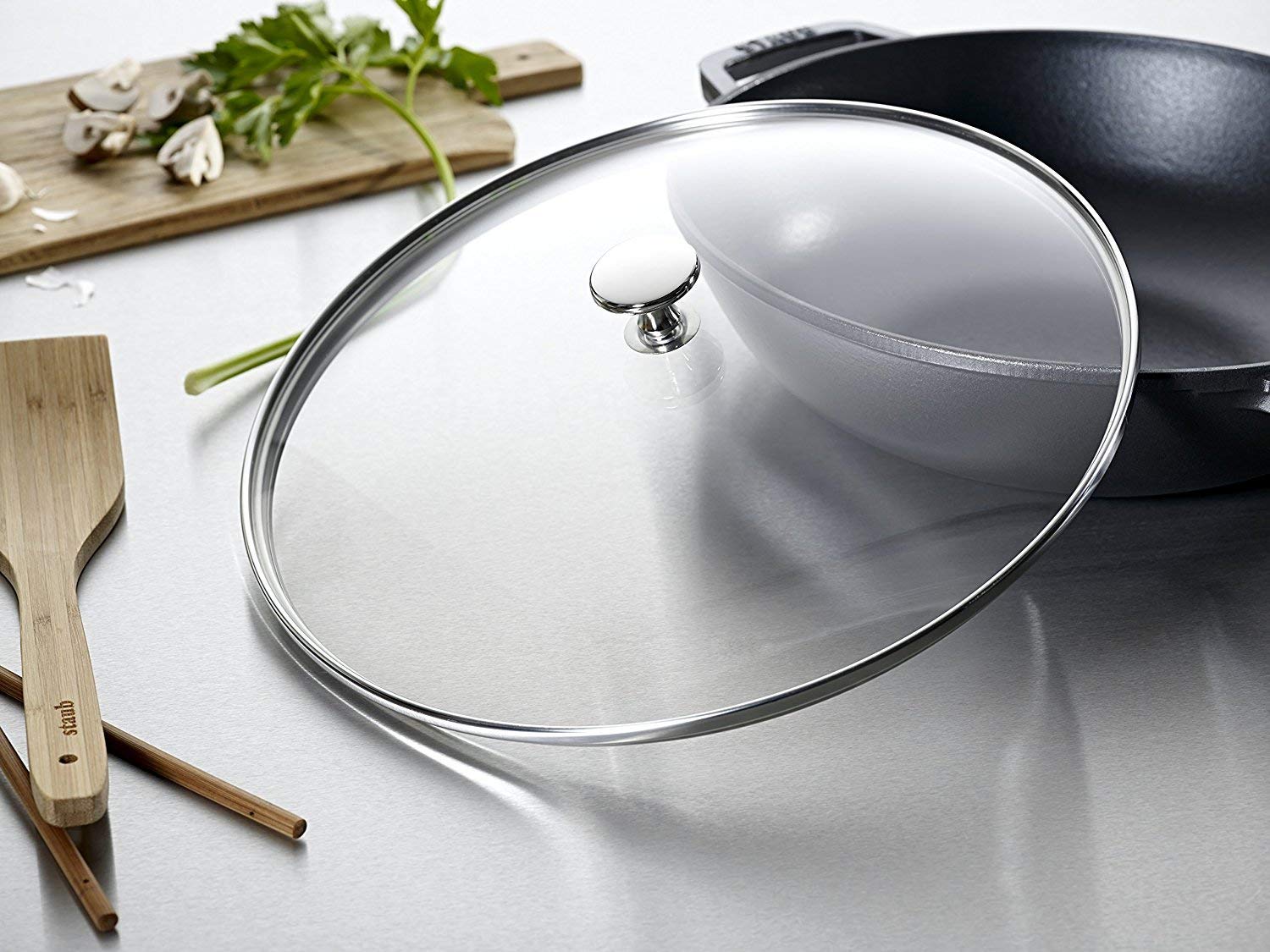 staub-wok-30-cm-gusseisen-mit-glasdeckel-induktionsgeeignet-schwarz image 4