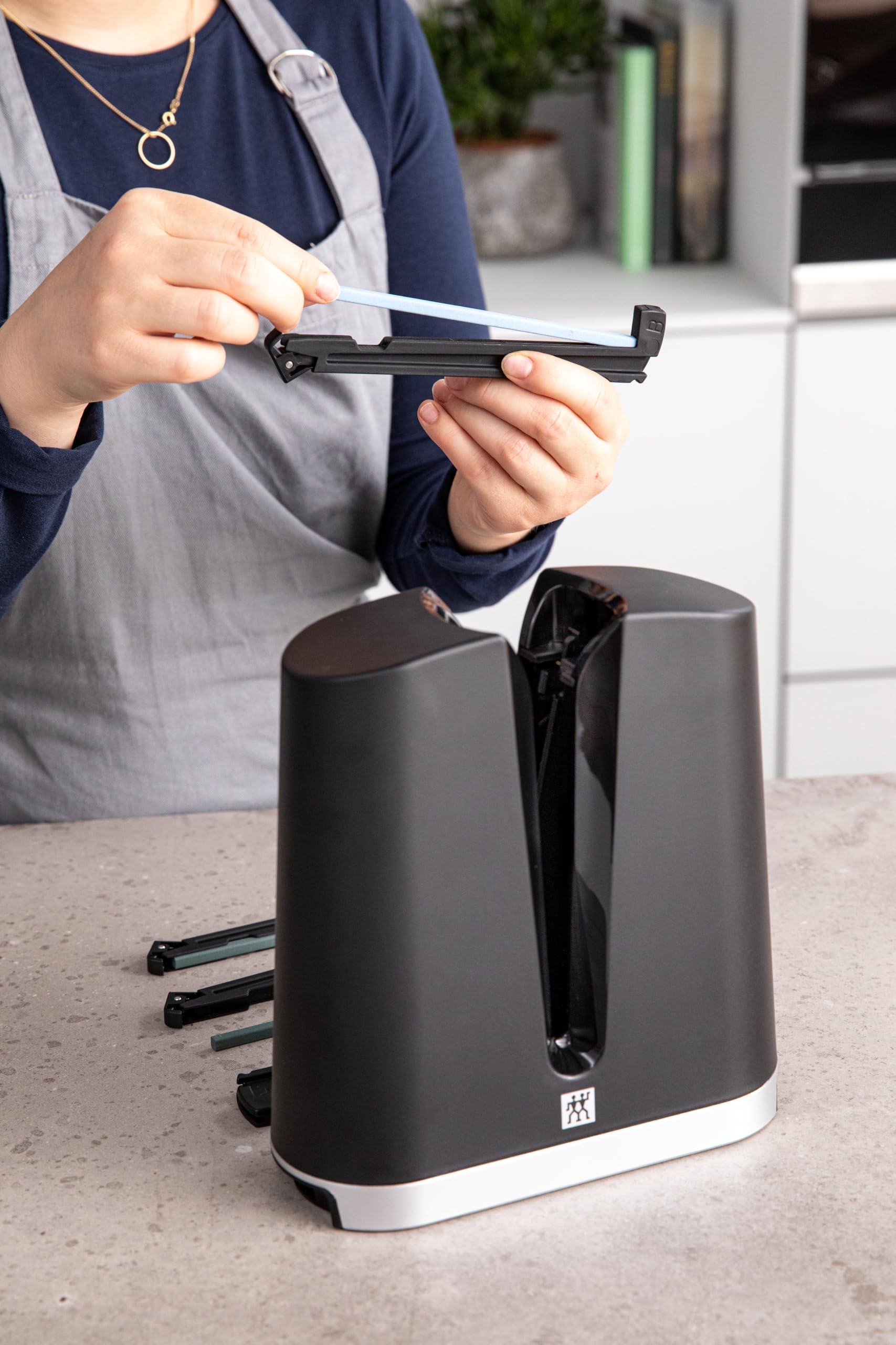 zwilling-v-edge-messer-sch-rfer-mit-keramik-steinen-austauschbare-winkeladapter- image 3