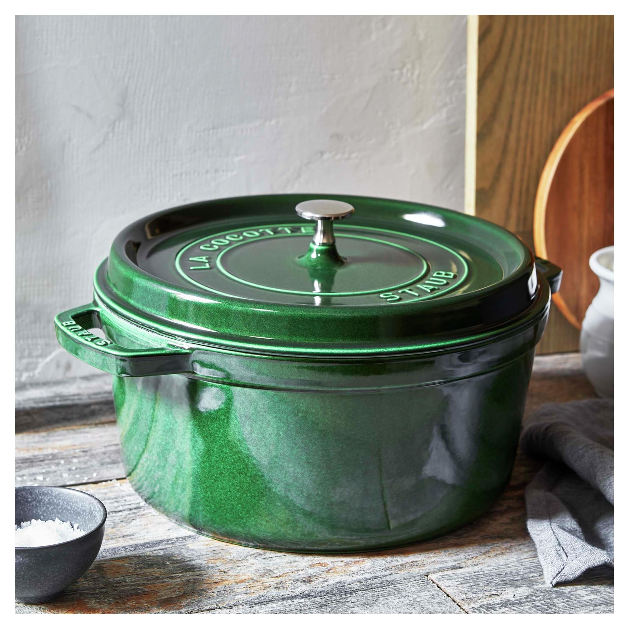 staub-cocotte-26-cm-rund-gusseisen-br-ter-mit-deckel-5-25-l-basilikum-gr-n-alle- image 7