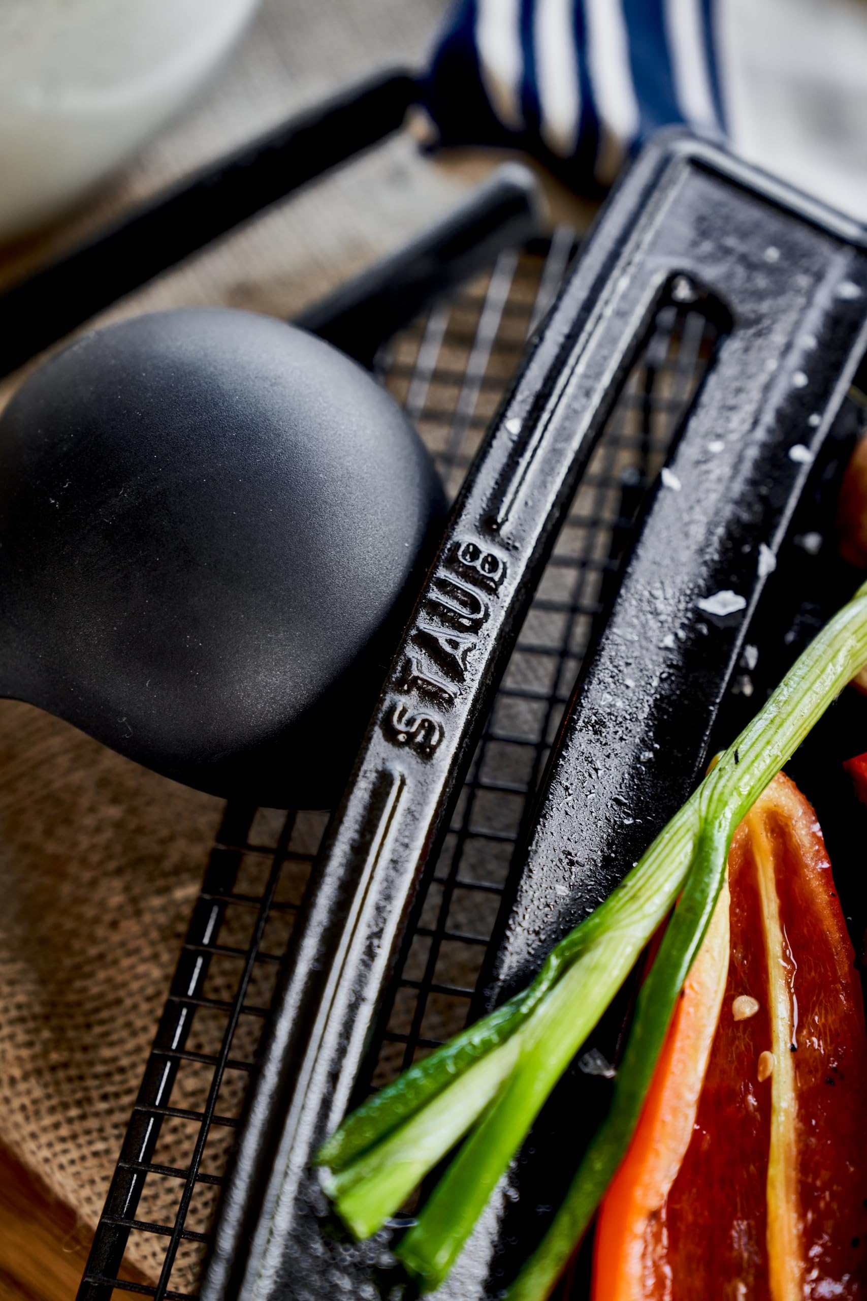 staub-plancha-grill-und-servierpfanne-aus-gusseisen-38-x-25-cm-emailliert-made-i image 4