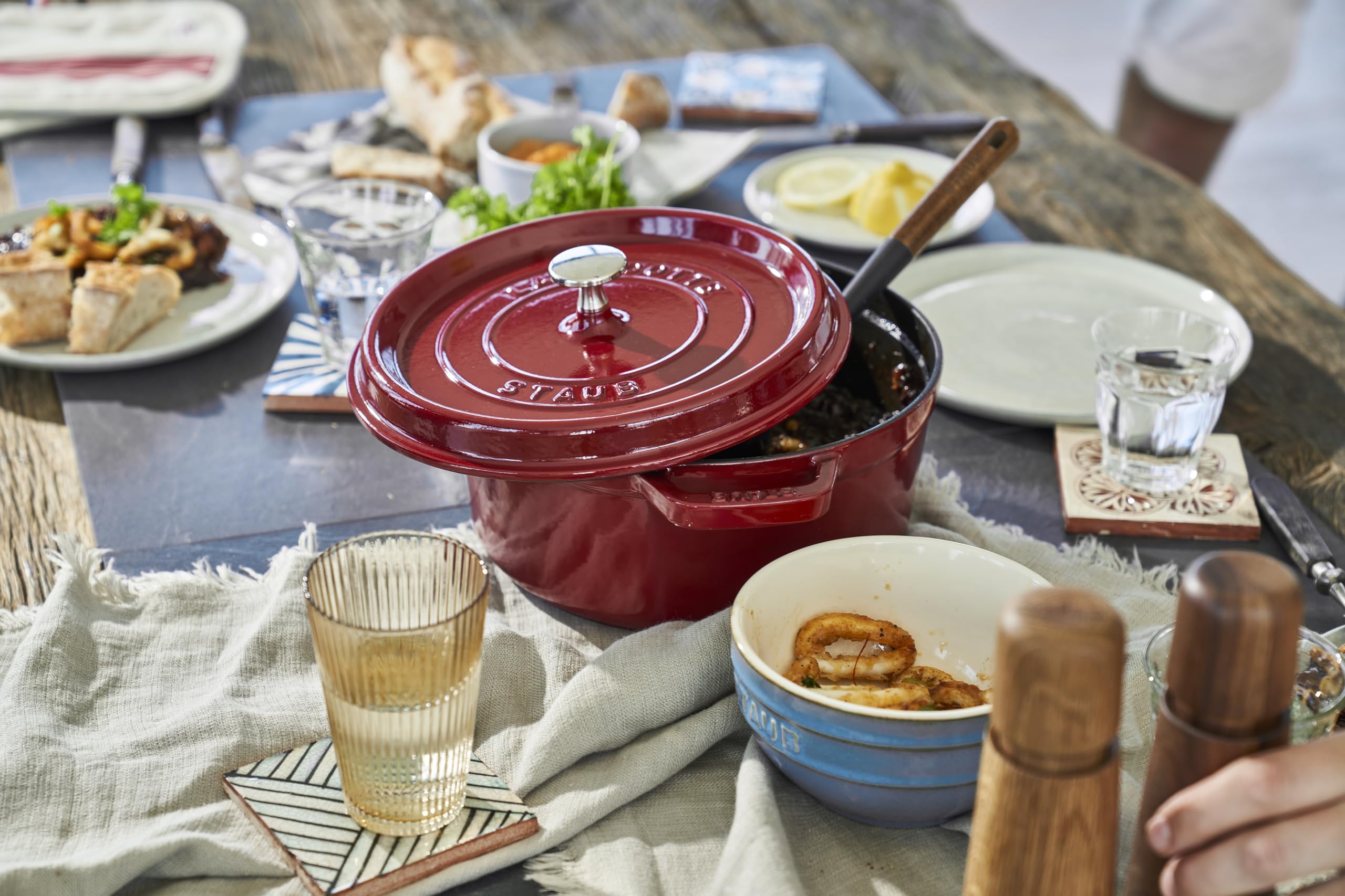 staub-cocotte-24-cm-3-8-l-rund-bordeaux-rot-emaillierter-gusseisen-br-ter-f-r-al image 5