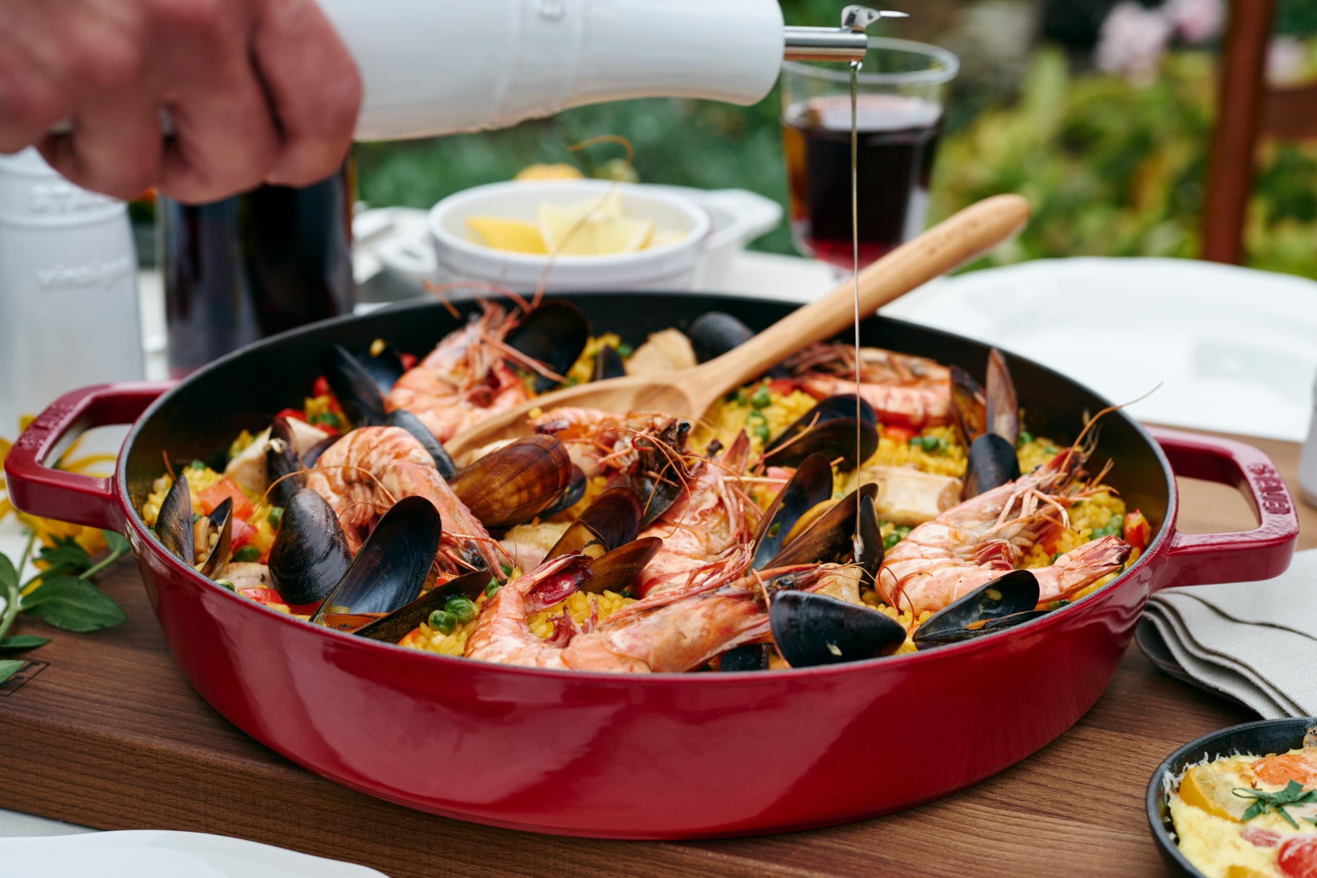 staub-bratpfanne-paellapfanne-34-cm-gusseisen-matt-schwarze-emaillierung-innen-m image 5