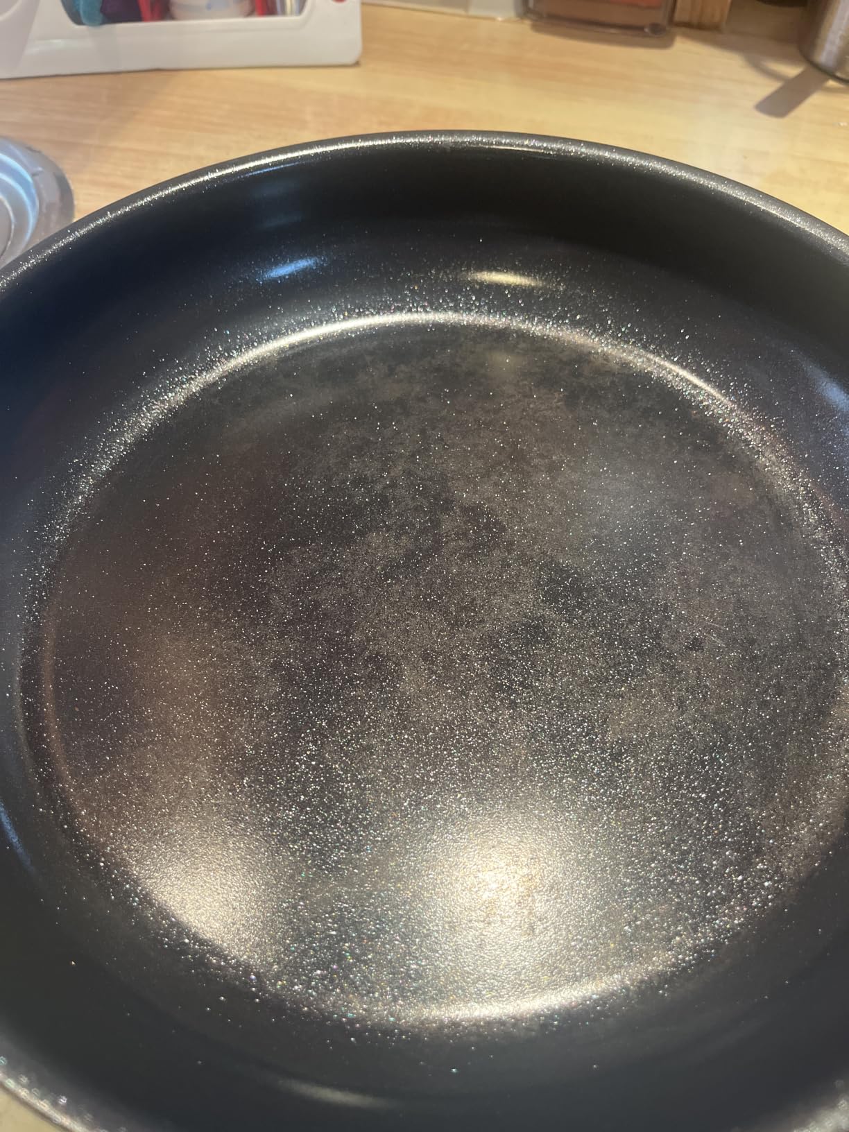Gute Pfanne mit kleinen Abstrichen