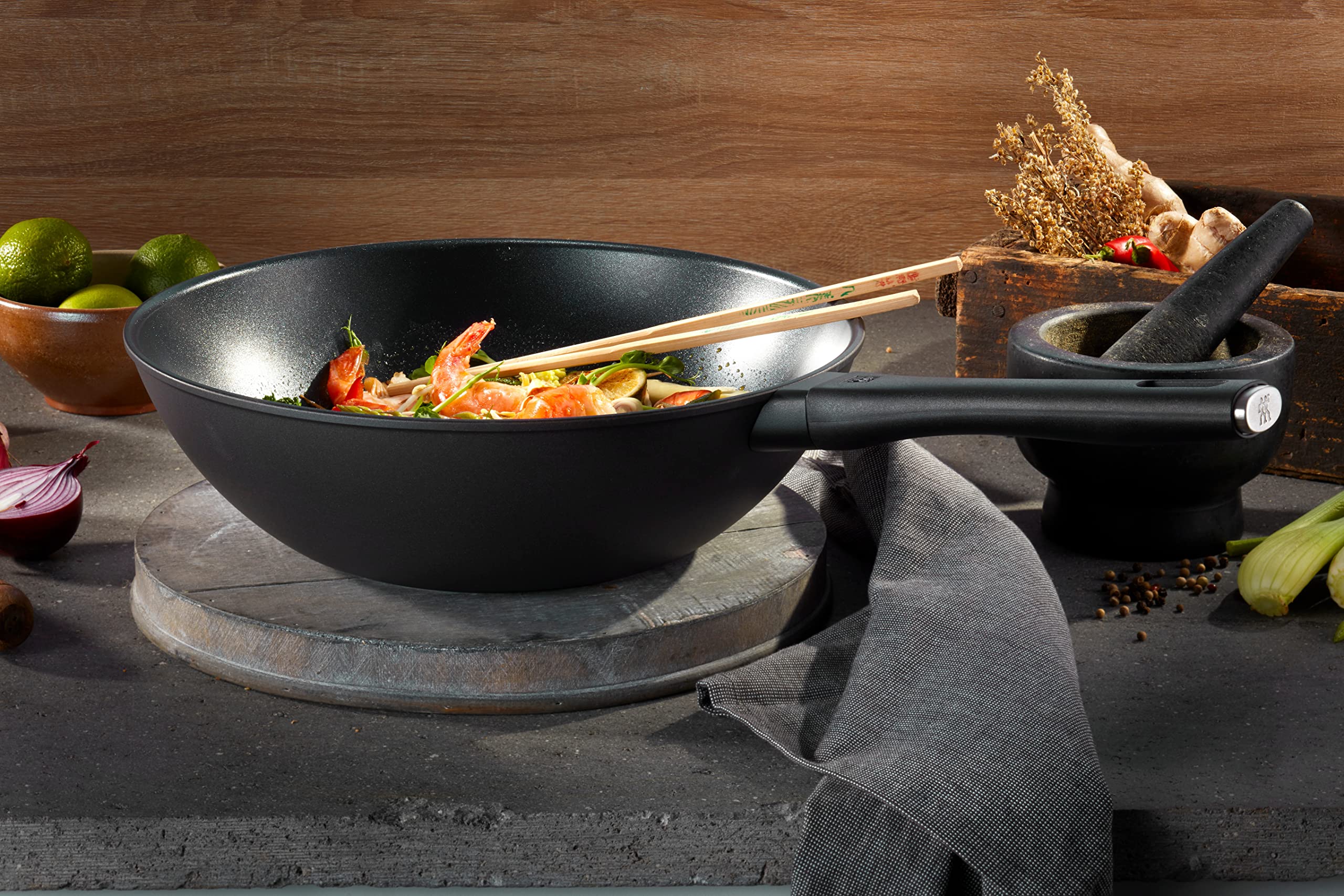 zwilling-shine-wokpfanne-30-cm-aluminium-mit-antihaftbeschichtung-rund-induction image 5