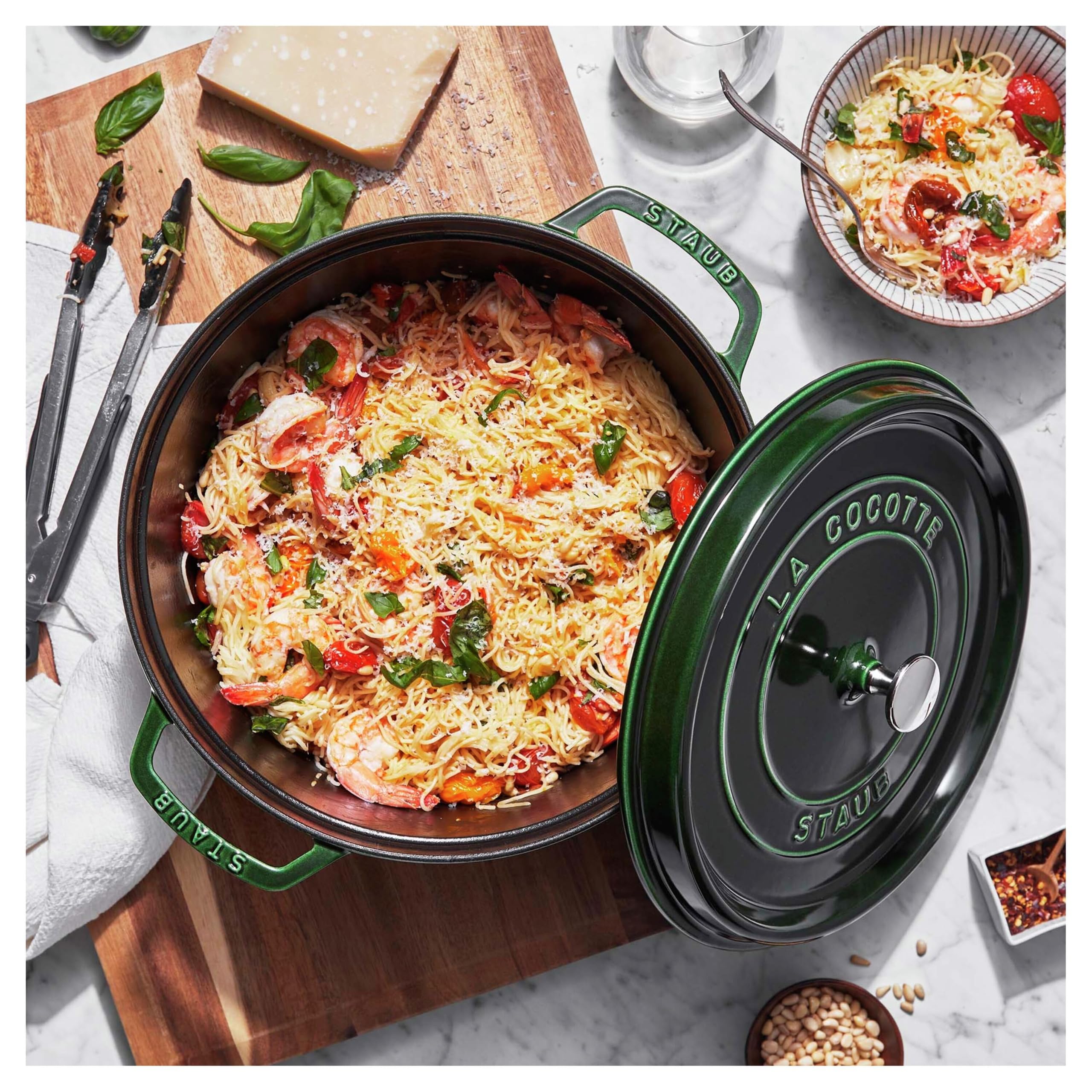 staub-cocotte-26-cm-rund-gusseisen-br-ter-mit-deckel-5-25-l-basilikum-gr-n-alle- image 2